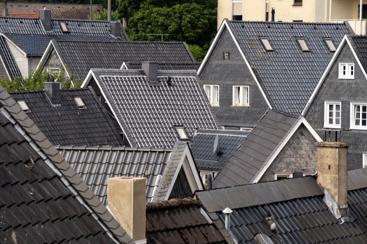 Steep roof eaves and gutter lines on houses in Kent, WA